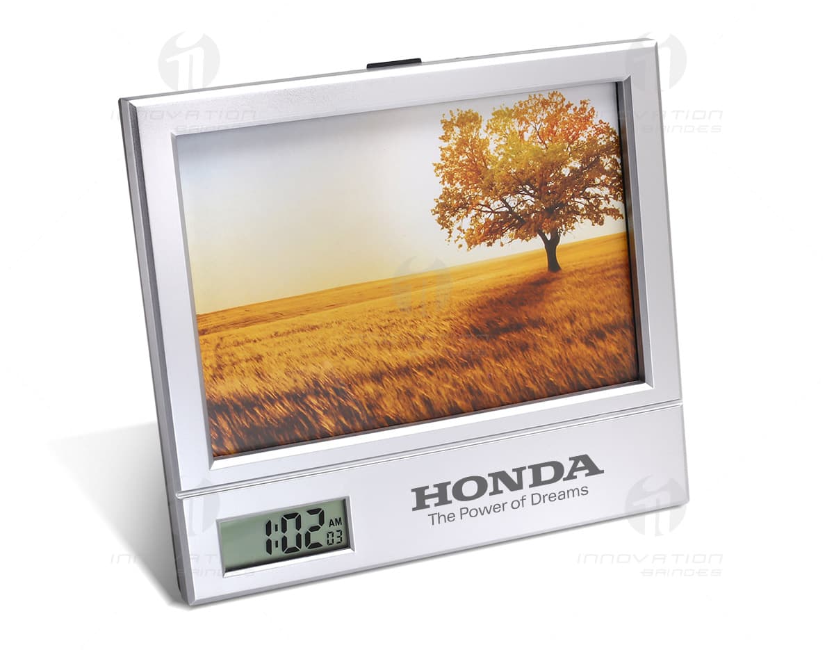 Porta retrato preto em formato retangular, com espaço para inserir uma foto 10x15cm. Porta retrato preto em formato retangular, com espaço para inserir uma foto 10x15cm.