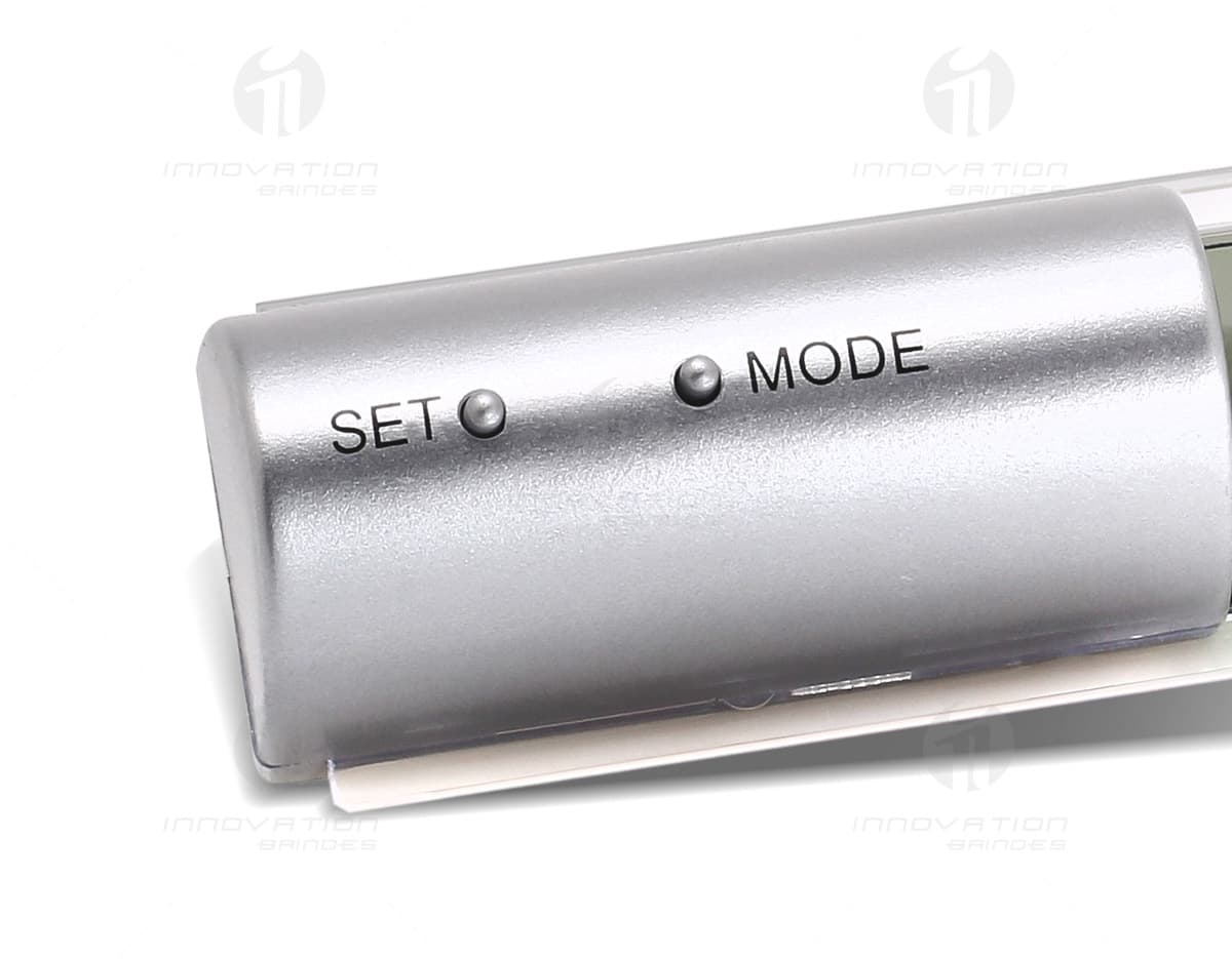 Kit com 6 porta copos em forma de flores coloridas sobre uma mesa de madeira. Kit com 6 porta copos em forma de flores coloridas sobre uma mesa de madeira.