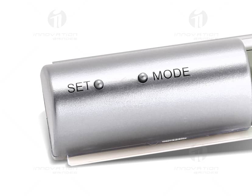 Kit com 6 porta copos em forma de flores coloridas sobre uma mesa de madeira.