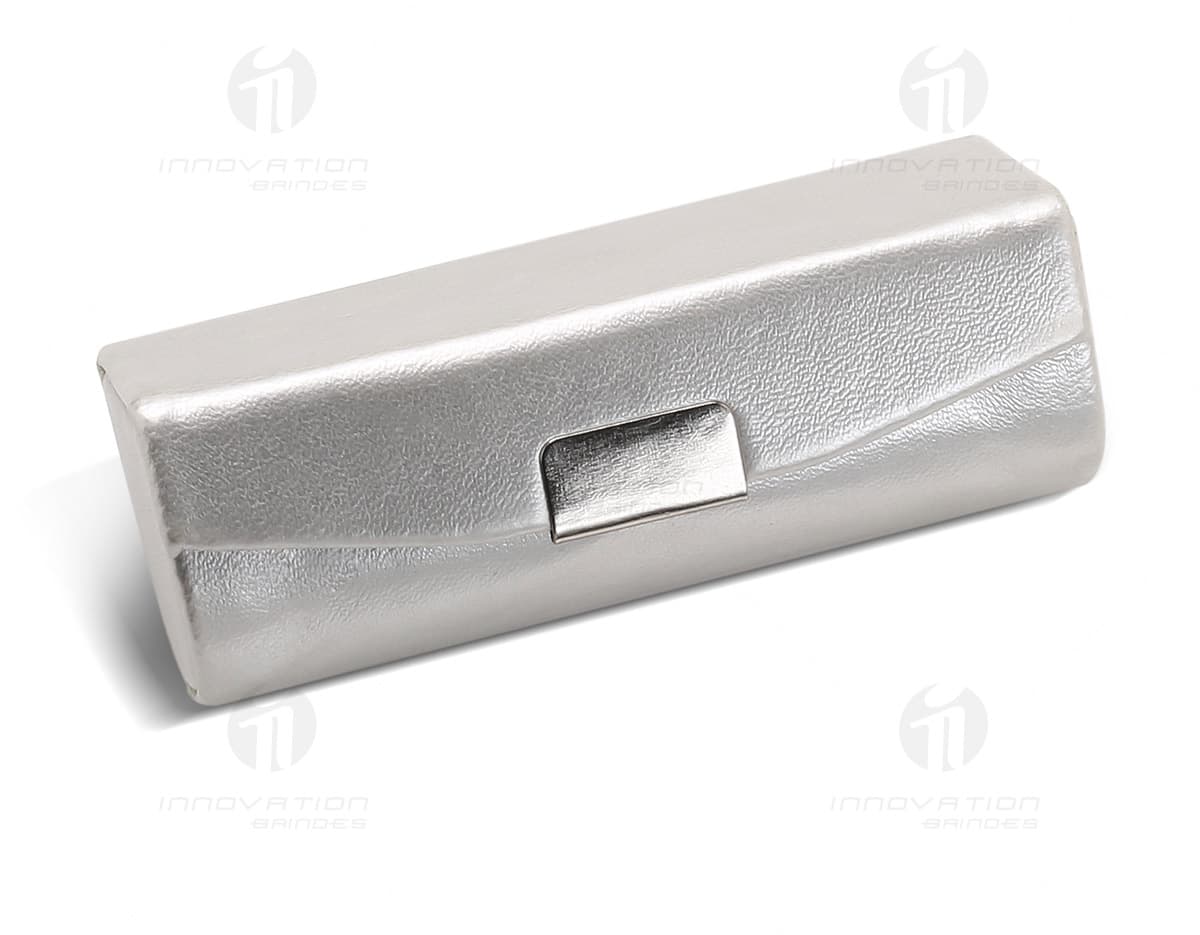 Porta cartão de couro marrom com costura detalhada e capacidade para até cinco cartões de crédito. Porta cartão de couro marrom com costura detalhada e capacidade para até cinco cartões de crédito.
