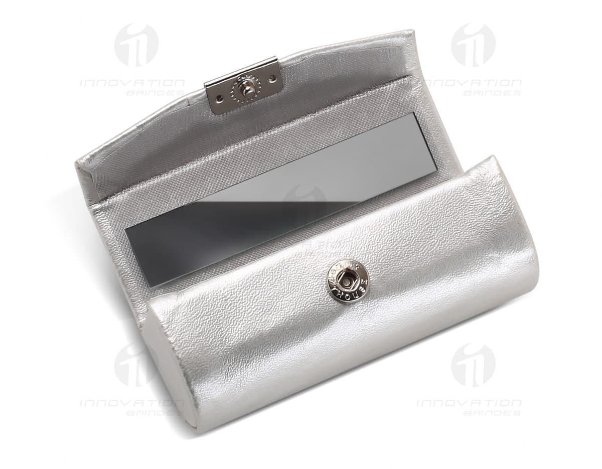 Porta batom na cor preta, feito de acrílico e com capacidade para guardar até 10 batons. O produto possui um design elegante e compacto, ideal para organização de maquiagem. Porta batom na cor preta, feito de acrílico e com capacidade para guardar até 10 batons. O produto possui um design elegante e compacto, ideal para organização de maquiagem.