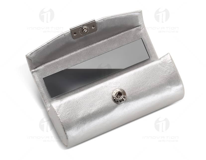 Porta batom na cor preta, feito de acrílico e com capacidade para guardar até 10 batons. O produto possui um design elegante e compacto, ideal para organização de maquiagem.