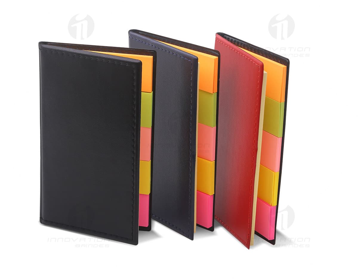 Kit com 6 porta copos decorativos em formato redondo, feitos de madeira pintada nas cores azul, verde, amarelo, vermelho, rosa e roxo. Cada porta copo possui um desenho geométrico diferente em sua superfície. Kit com 6 porta copos decorativos em formato redondo, feitos de madeira pintada nas cores azul, verde, amarelo, vermelho, rosa e roxo. Cada porta copo possui um desenho geométrico diferente em sua superfície.
