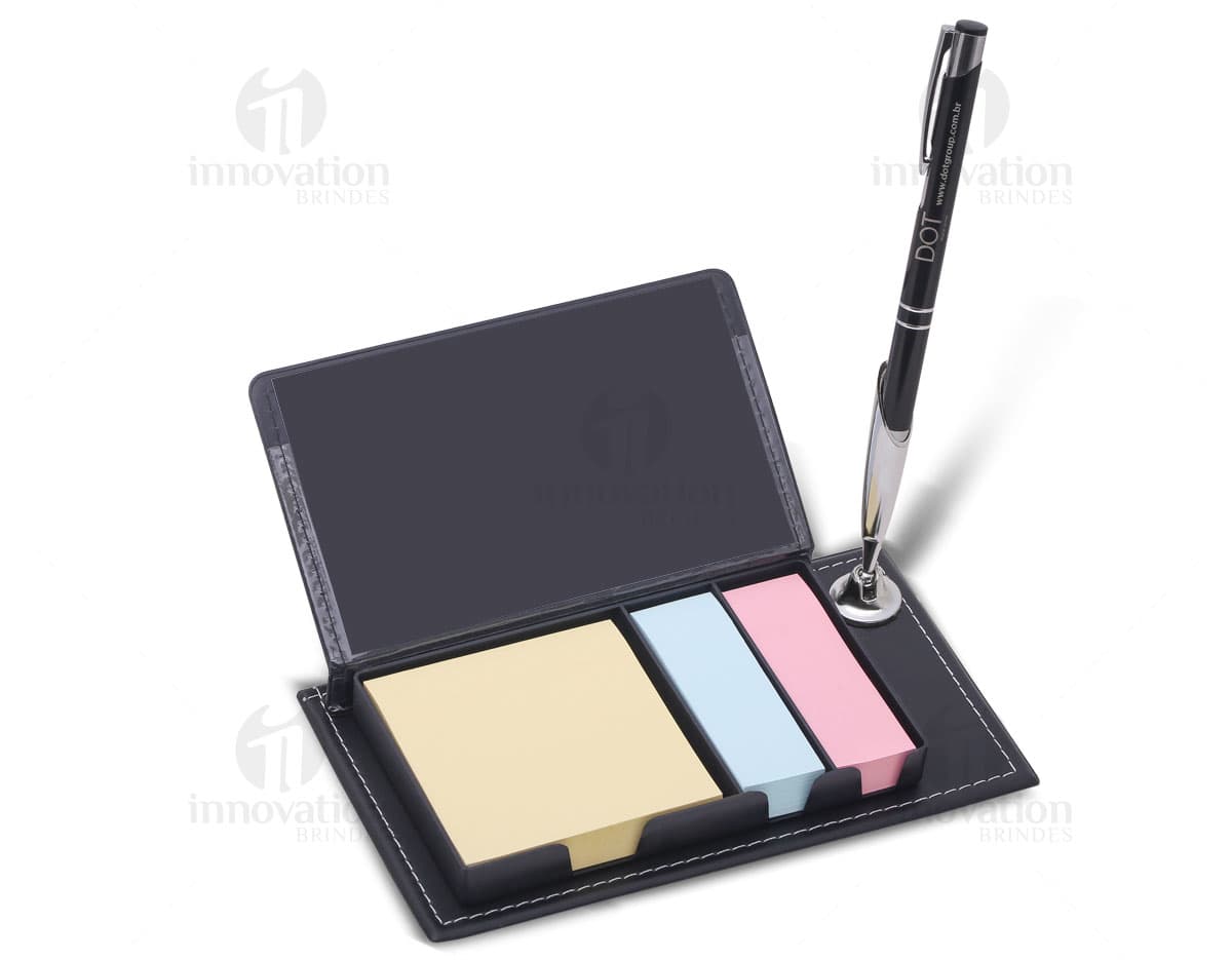 Bloco de couro sintético com suporte para caneta. Bloco de couro sintético com suporte para caneta.