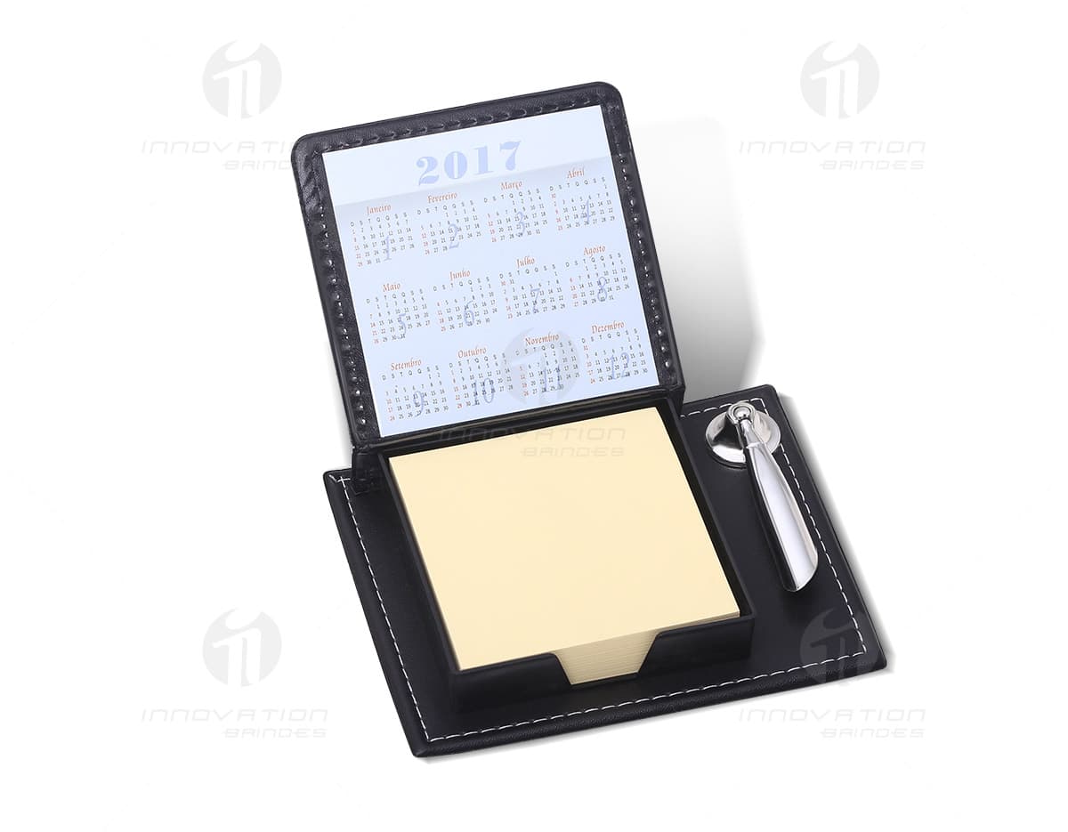 Caderno de couro sintético com capa dura e detalhes em metal. Caderno de couro sintético com capa dura e detalhes em metal.