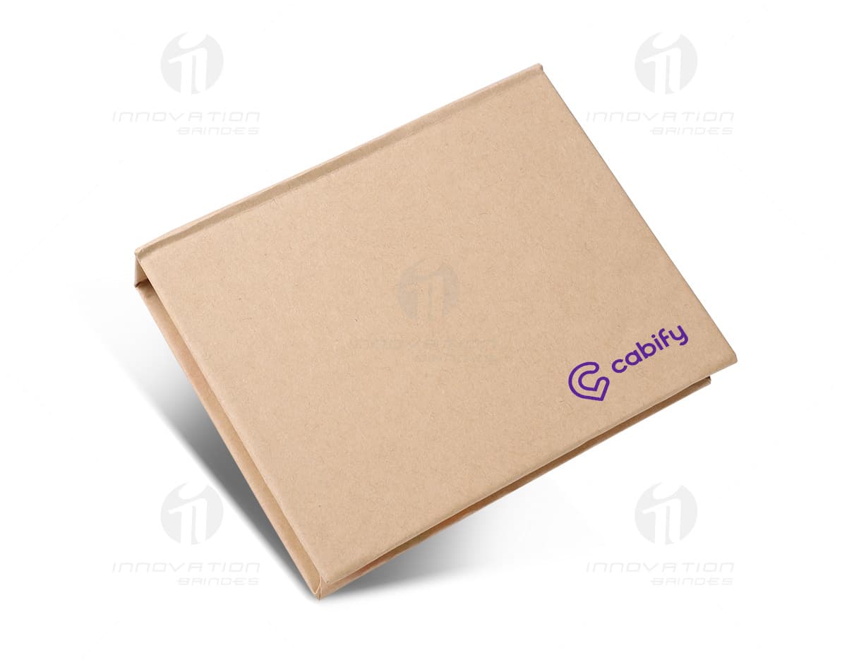 Moleskine de couro sintético aberto com papel em branco, caneta, caderno, livro e pasta em um ambiente de escritório. Moleskine de couro sintético aberto com papel em branco, caneta, caderno, livro e pasta em um ambiente de escritório.