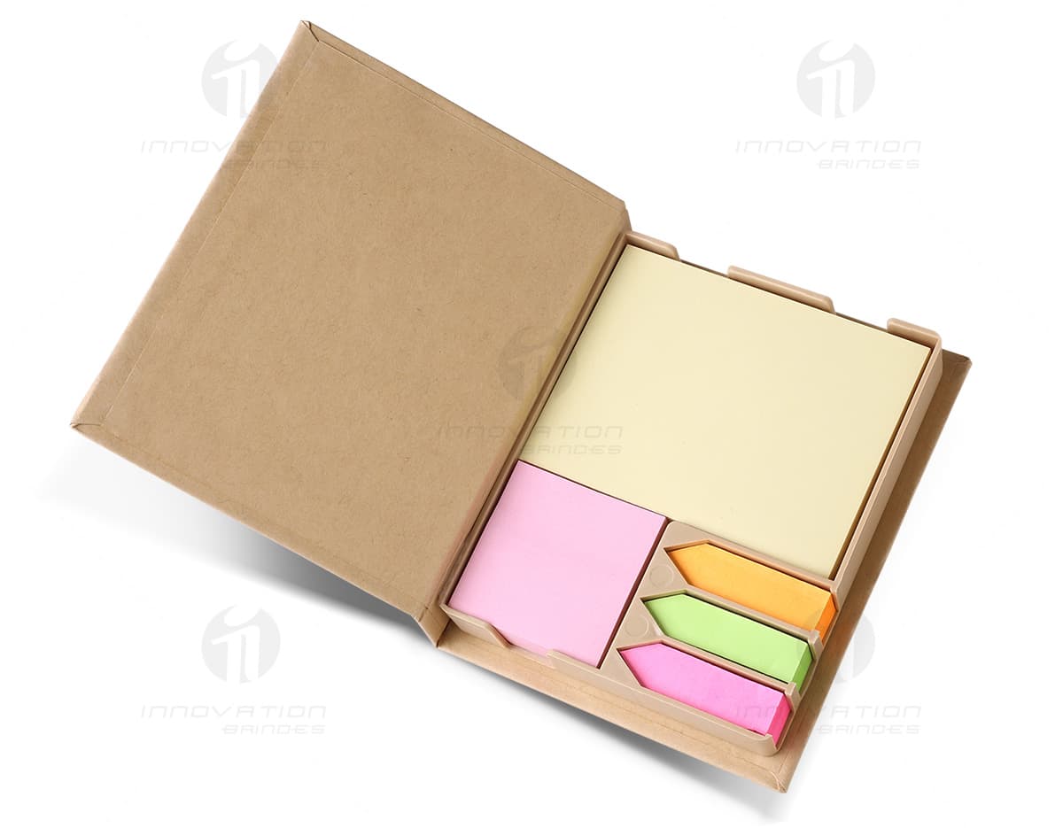 Bloco de anotação ecológico com Post-it em um fundo amarelo e marrom. O produto está aberto e possui envelopes, container, notebook, papel em branco, livro, pad, post-it, cartões e notas adesivas. O design é vintage e possui um visual grunge. Ideal para escritório, escola e presentes. Bloco de anotação ecológico com Post-it em um fundo amarelo e marrom. O produto está aberto e possui envelopes, container, notebook, papel em branco, livro, pad, post-it, cartões e notas adesivas. O design é vintage e possui um visual grunge. Ideal para escritório, escola e presentes.