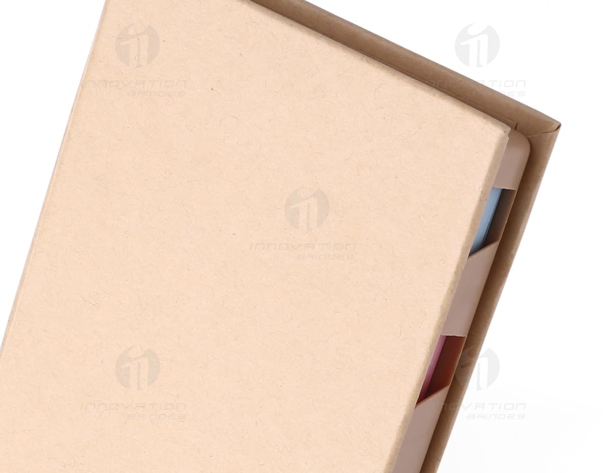 Bloco de anotações ecológico com post-it em diversas cores e tamanhos. Bloco de anotações ecológico com post-it em diversas cores e tamanhos.
