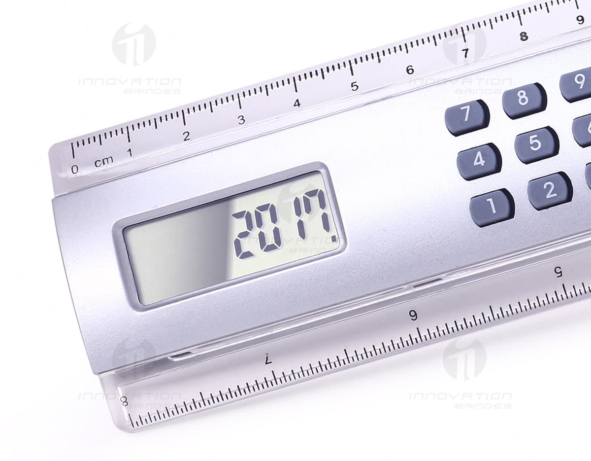 Termostato digital com régua e calculadora integrada, equipamento de medição e controle de tempo, display digital para mostrar dados e medidas precisas, botões para configurar e ajustar as funções, design moderno e funcional em plástico preto e prateado. Termostato digital com régua e calculadora integrada, equipamento de medição e controle de tempo, display digital para mostrar dados e medidas precisas, botões para configurar e ajustar as funções, design moderno e funcional em plástico preto e prateado.