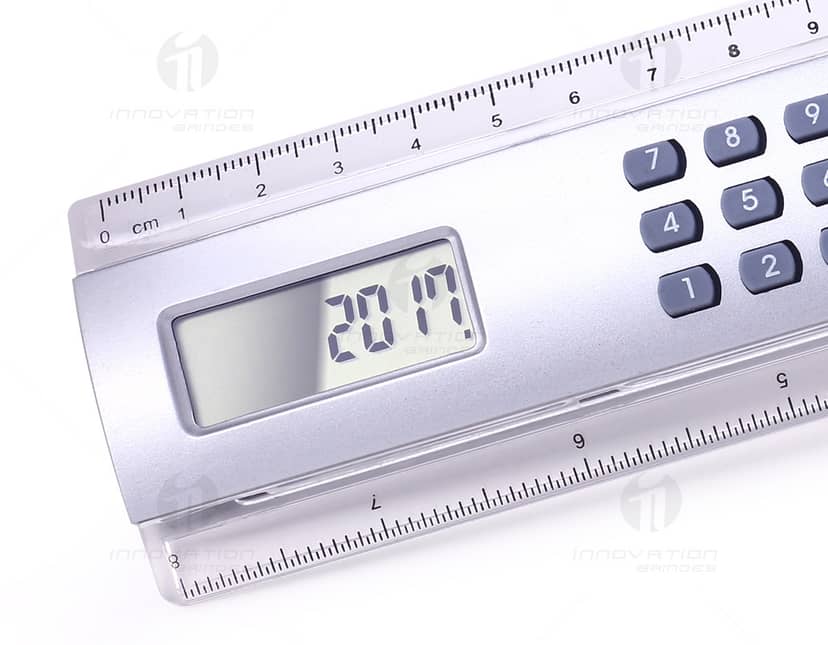 Termostato digital com régua e calculadora integrada, equipamento de medição e controle de tempo, display digital para mostrar dados e medidas precisas, botões para configurar e ajustar as funções, design moderno e funcional em plástico preto e prateado.