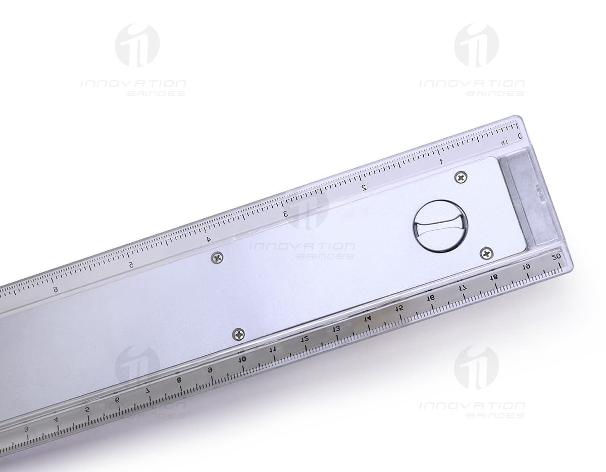 Régua plástica de 20 cm na cor branca. Régua plástica de 20 cm na cor branca.