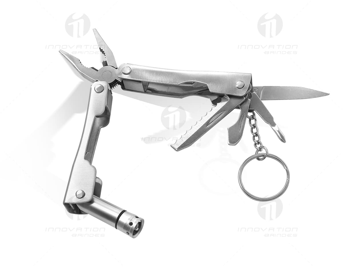 Chaveiro de metal em formato de alicate na cor prateada. Chaveiro de metal em formato de alicate na cor prateada.