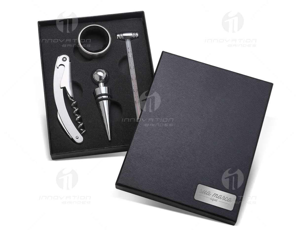 Kit vinho composto por estojo de couro sintético com fecho ecológico, acompanhado de saca-rolhas e anel de gotejamento. Perfeito para momentos de celebração e para presentear. Adquira já o seu! Kit vinho composto por estojo de couro sintético com fecho ecológico, acompanhado de saca-rolhas e anel de gotejamento. Perfeito para momentos de celebração e para presentear. Adquira já o seu!