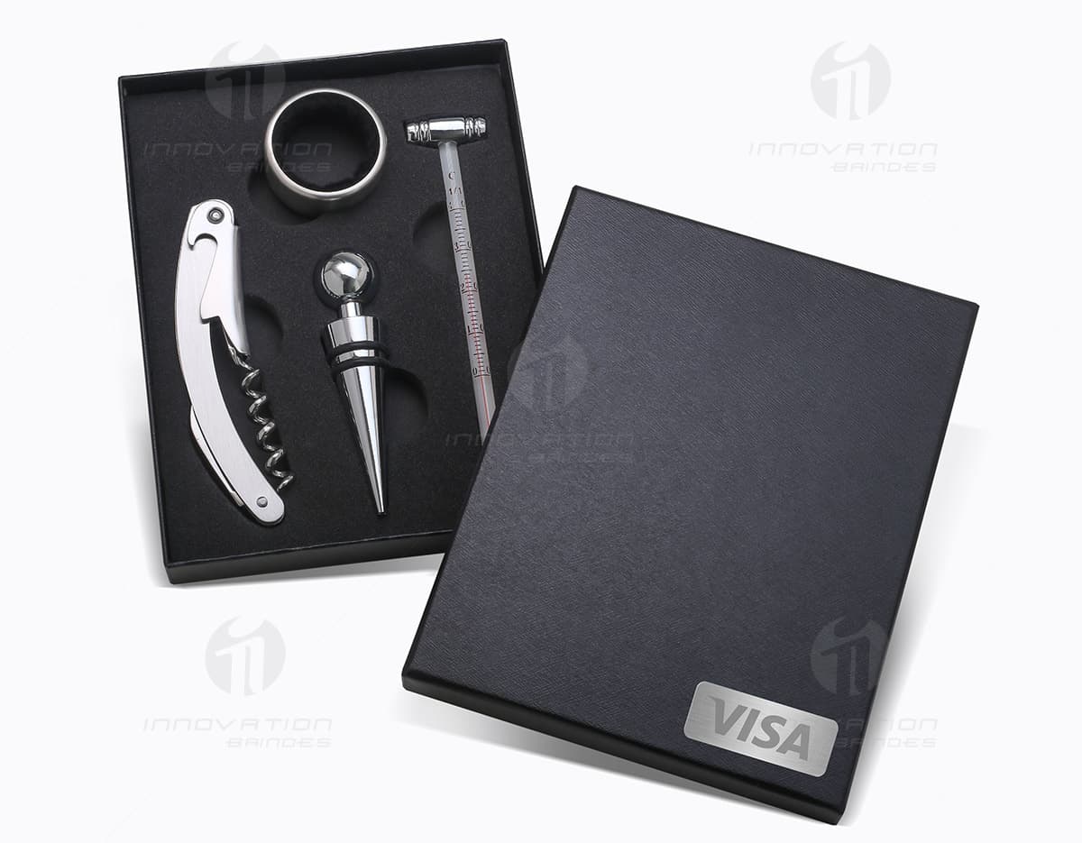 Kit vinho composto por estojo de couro sintético com fecho ecológico, acompanhado de saca-rolhas e anel de gotejamento. Perfeito para momentos de celebração e para presentear. Adquira já o seu! Kit vinho composto por estojo de couro sintético com fecho ecológico, acompanhado de saca-rolhas e anel de gotejamento. Perfeito para momentos de celebração e para presentear. Adquira já o seu!