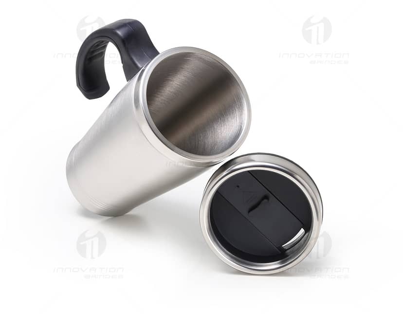 Café em uma caneca de metal de 450ml.