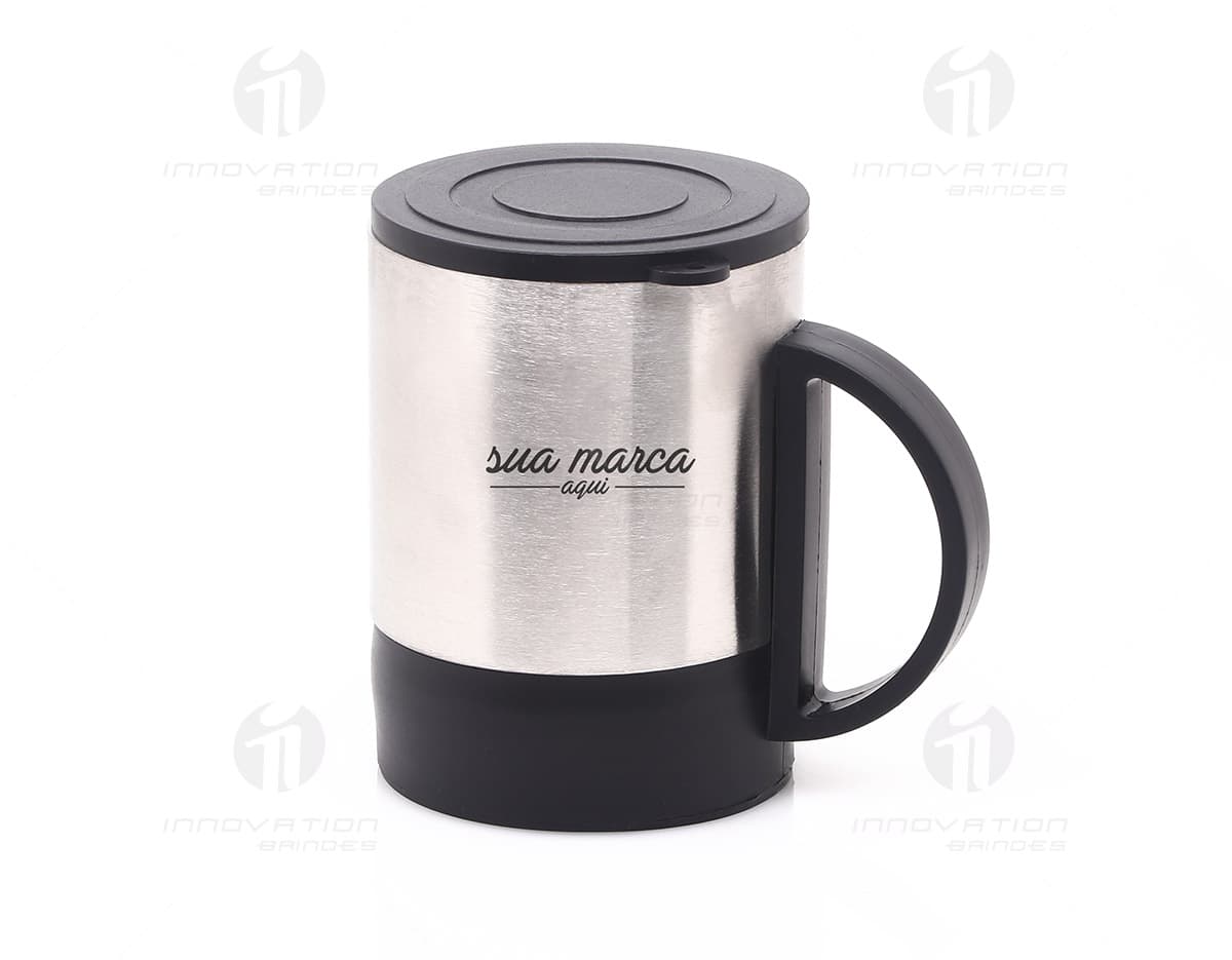 Kit com 6 porta copos em formato quadrado, feitos de madeira e com estampas coloridas de frutas cítricas. Kit com 6 porta copos em formato quadrado, feitos de madeira e com estampas coloridas de frutas cítricas.