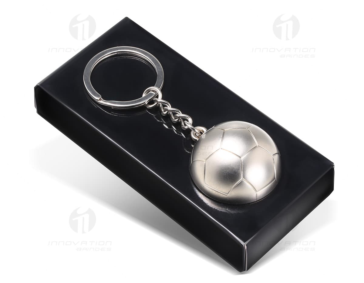 Chaveiro de metal em formato de bola de futebol. Chaveiro de metal em formato de bola de futebol.