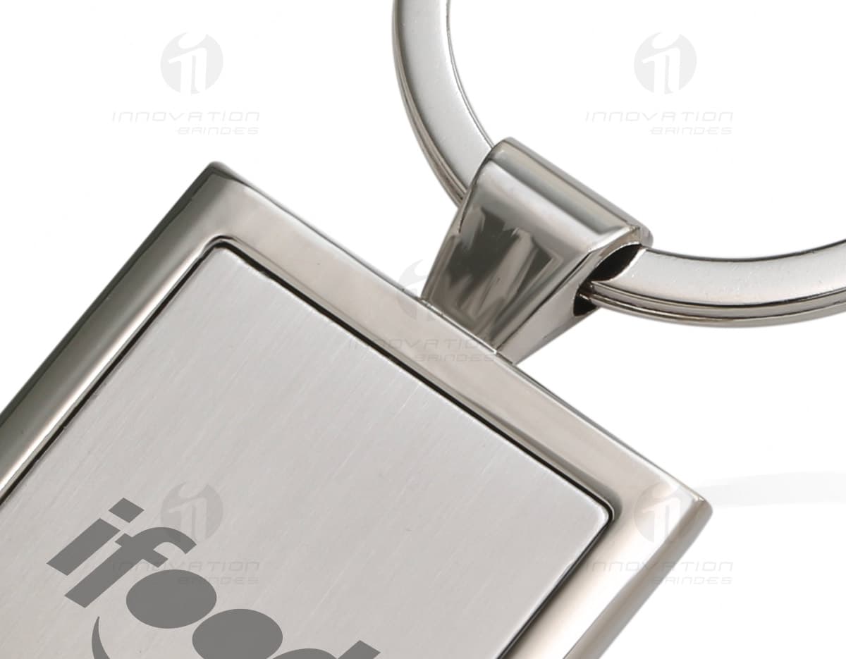 Chaveiro de metal fosco com detalhe brilhante. Chaveiro de metal fosco com detalhe brilhante.