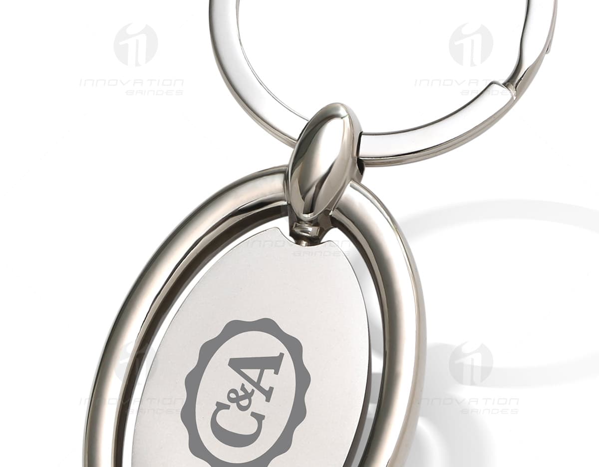 Chaveiro mosquetão de metal com detalhes em couro, ideal para segurança e organização de chaves. Design elegante e resistente, perfeito como acessório fashion ou como presente simbólico em casamentos. Chaveiro mosquetão de metal com detalhes em couro, ideal para segurança e organização de chaves. Design elegante e resistente, perfeito como acessório fashion ou como presente simbólico em casamentos.