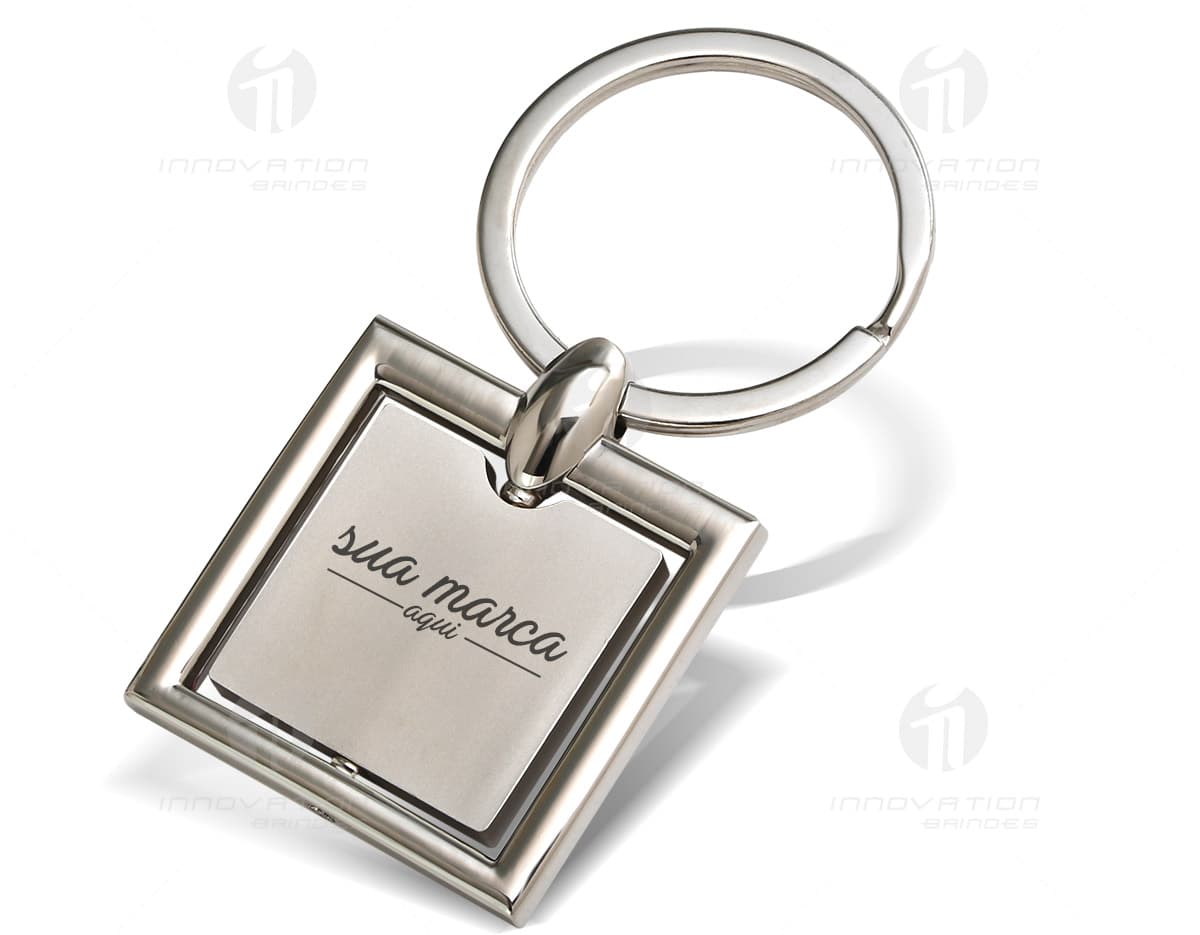 Kit com 6 porta copos sobre fundo branco. Os porta copos são de madeira e possuem estampas coloridas de frutas. Kit com 6 porta copos sobre fundo branco. Os porta copos são de madeira e possuem estampas coloridas de frutas.