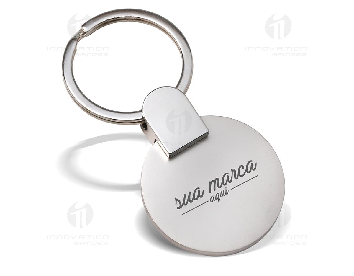 Chaveiro de Metal Fosco Atraente em destaque sobre fundo branco. Chaveiro de Metal Fosco Atraente em destaque sobre fundo branco.