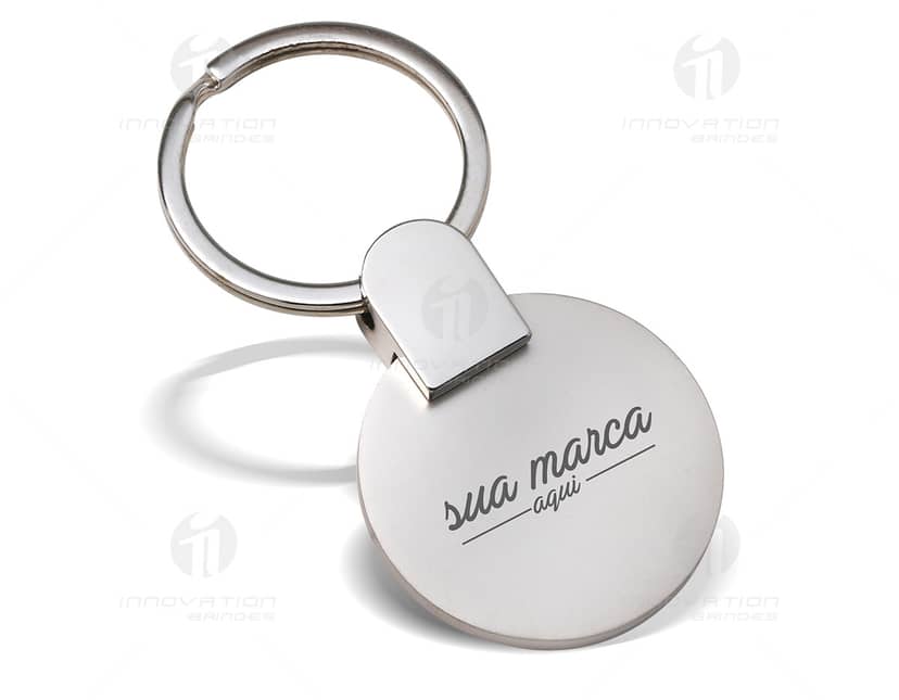 Chaveiro de Metal Fosco Atraente em destaque sobre fundo branco.