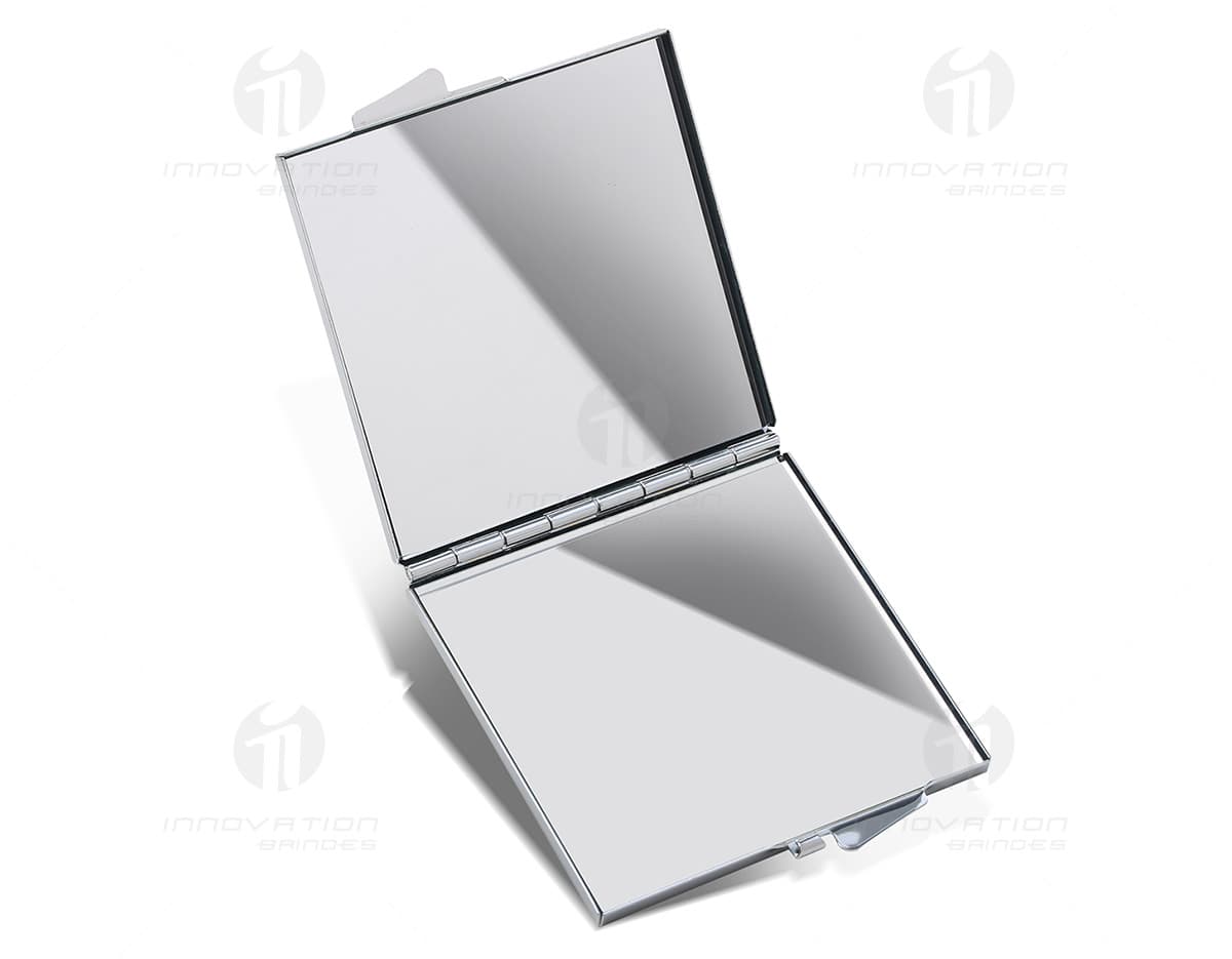 Kit manicure 4 peças com tesoura, cortador de unha, pinça e lixa, em fundo branco. Kit manicure 4 peças com tesoura, cortador de unha, pinça e lixa, em fundo branco.
