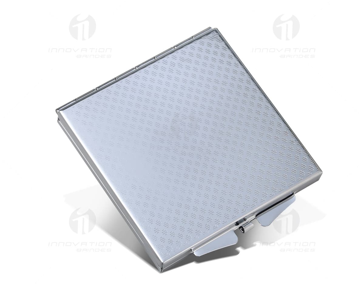 Espelho de bolsa duplo com luz em prata e preto, com design moderno em forma de círculo. Possui alto-falante, simbolizando tecnologia e música. Feito de metal cromado, com reflexos brilhantes e efeitos de textura. Perfeito para controle de volume e qualidade de som, ideal para entretenimento e estúdios de áudio. Espelho de bolsa duplo com luz em prata e preto, com design moderno em forma de círculo. Possui alto-falante, simbolizando tecnologia e música. Feito de metal cromado, com reflexos brilhantes e efeitos de textura. Perfeito para controle de volume e qualidade de som, ideal para entretenimento e estúdios de áudio.