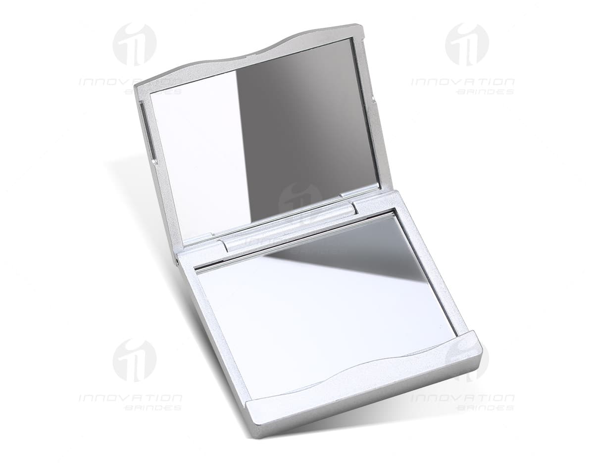 Espelho duplo de plástico compacto em fundo branco. Espelho duplo de plástico compacto em fundo branco.