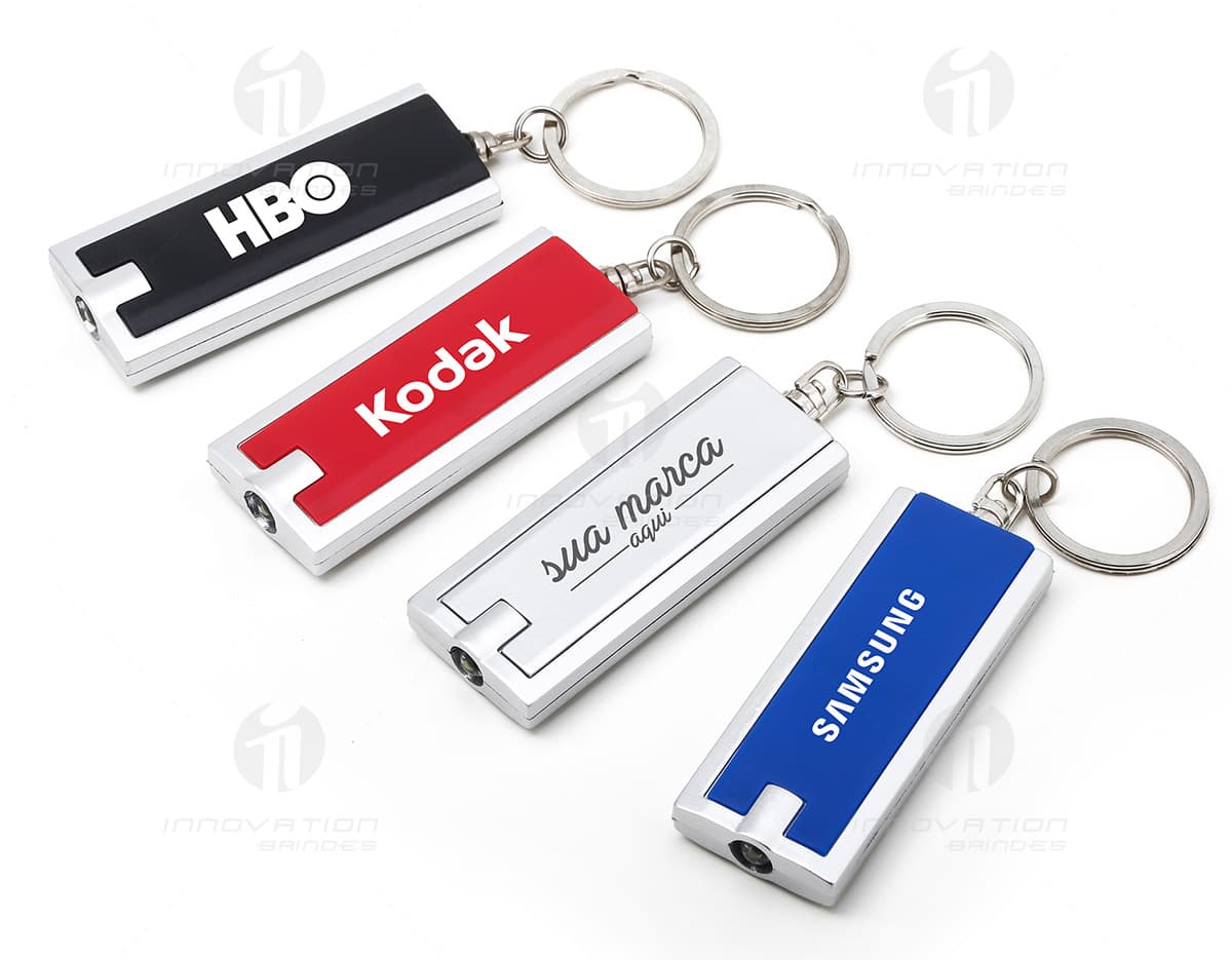 Chaveiro com lanterna de plástico em formato de coração vermelho. Chaveiro com lanterna de plástico em formato de coração vermelho.