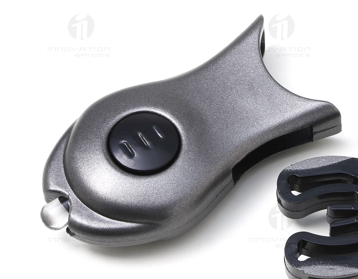 Bloco autoadesivo com caneta e clips em fundo branco. Bloco autoadesivo com caneta e clips em fundo branco.