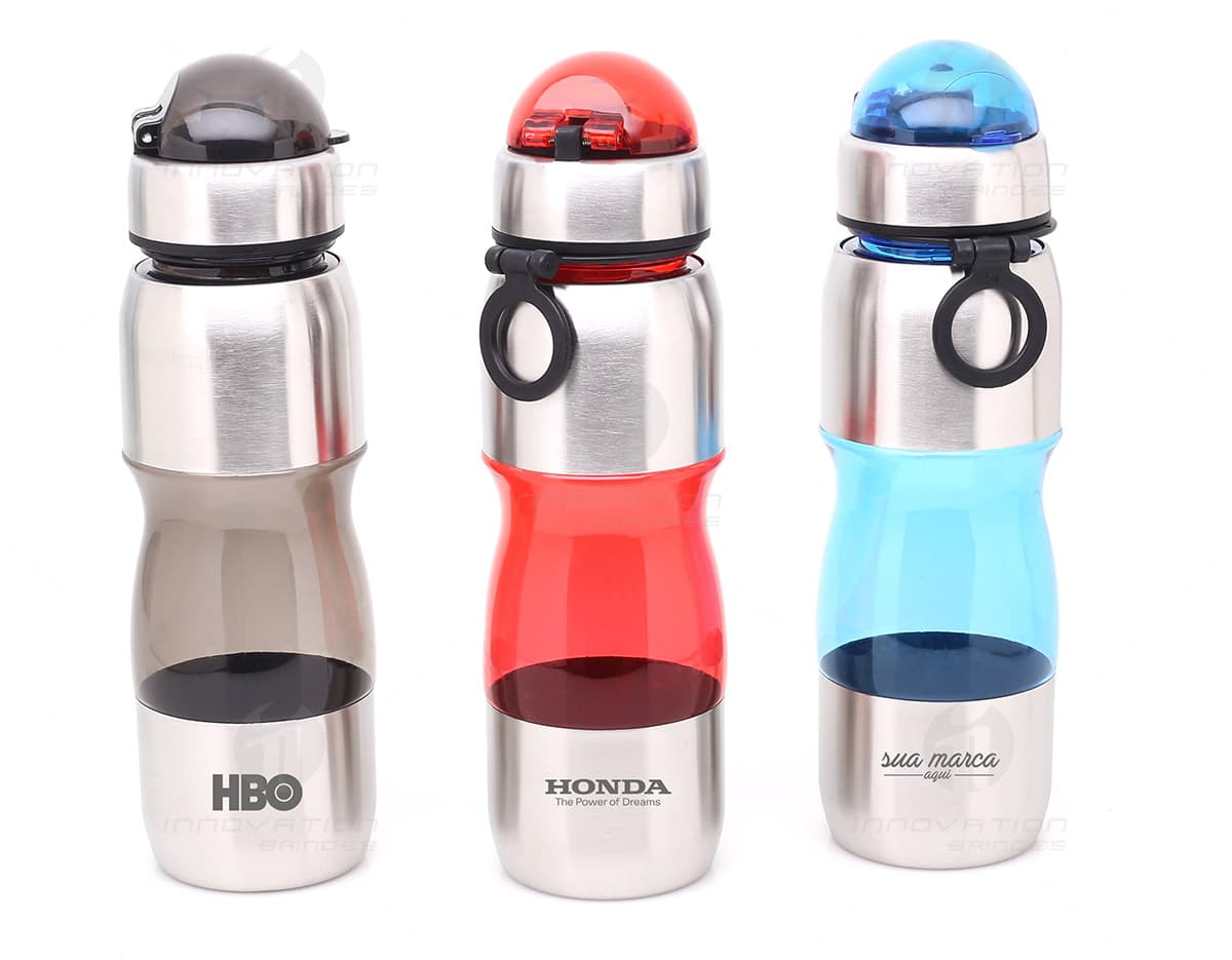 Squeeze plástico fora de linha em cor azul com detalhes em preto e tampa de rosca. Squeeze plástico fora de linha em cor azul com detalhes em preto e tampa de rosca.