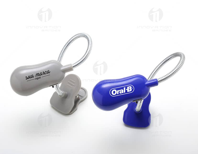 Luz portátil com prendedor e bateria.