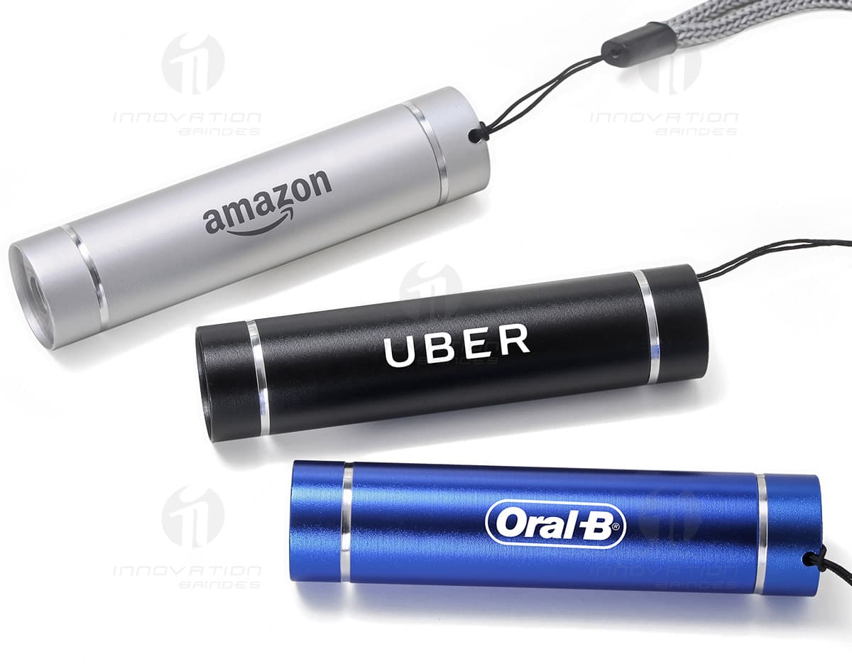 Kit com 6 porta copos em vinil coloridos em formato circular, cada um com estampa de diferentes cidades do mundo. Kit com 6 porta copos em vinil coloridos em formato circular, cada um com estampa de diferentes cidades do mundo.