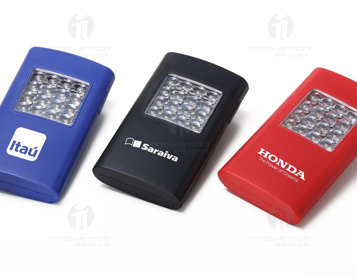 Chaveiro plástico com lanterna em formato compacto para uso conveniente. Chaveiro plástico com lanterna em formato compacto para uso conveniente.
