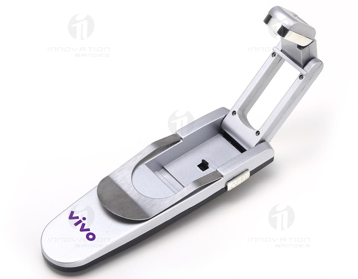 Luminária plástica de cor branca, com design moderno e elegante. Luminária plástica de cor branca, com design moderno e elegante.