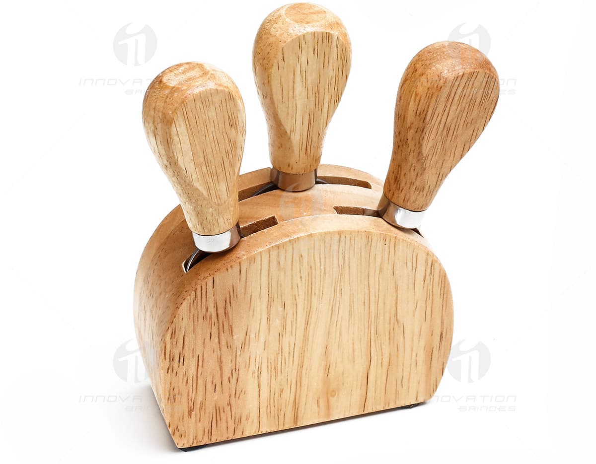 Kit queijo com três peças, incluindo faca, garfo e espátula, em base de madeira. Kit queijo com três peças, incluindo faca, garfo e espátula, em base de madeira.