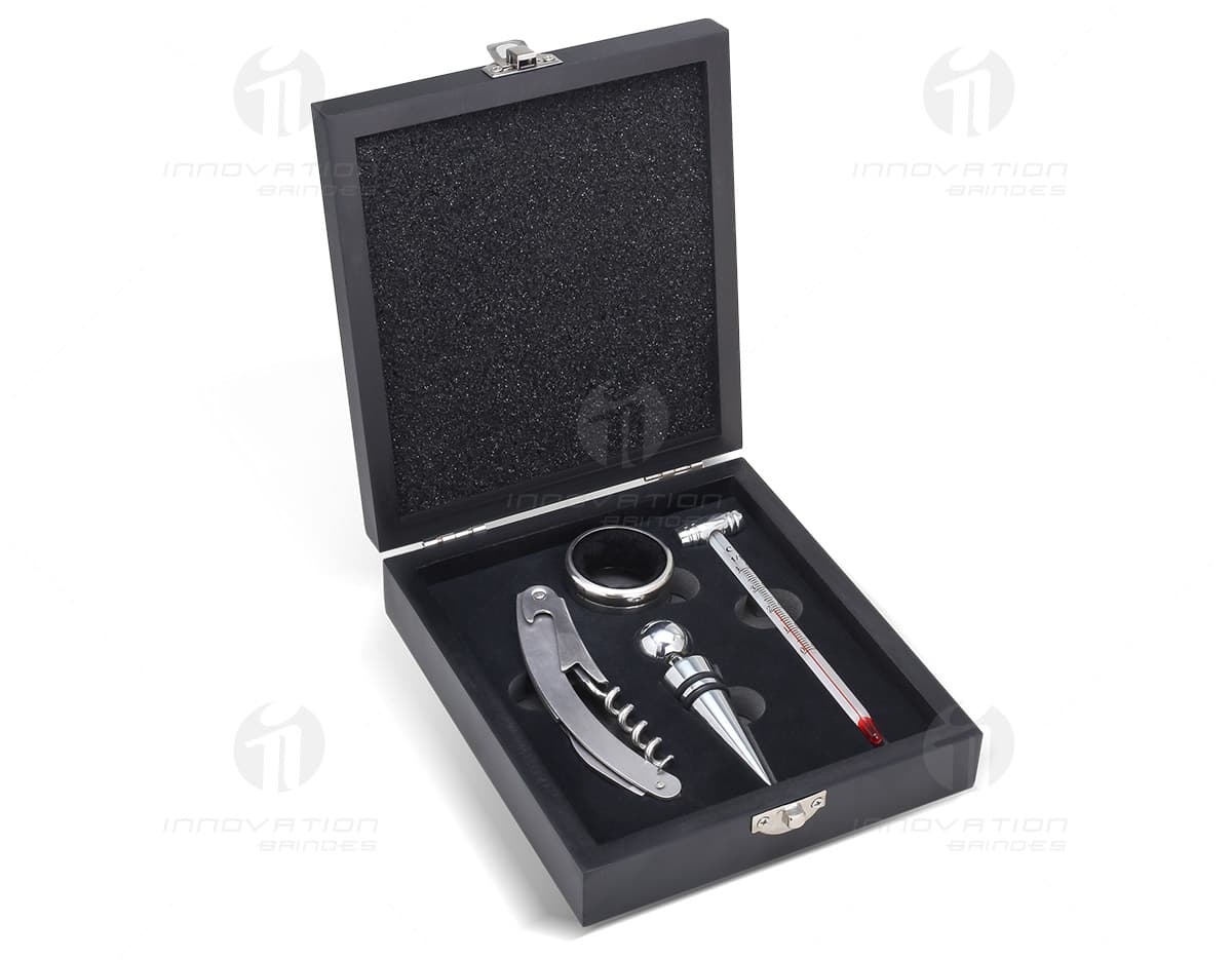 Kit Vinho 4 Peças Estojo Premium: contém uma garrafa de vinho, saca-rolhas, tampa de metal e corta-gotas em um estojo elegante. Kit Vinho 4 Peças Estojo Premium: contém uma garrafa de vinho, saca-rolhas, tampa de metal e corta-gotas em um estojo elegante.