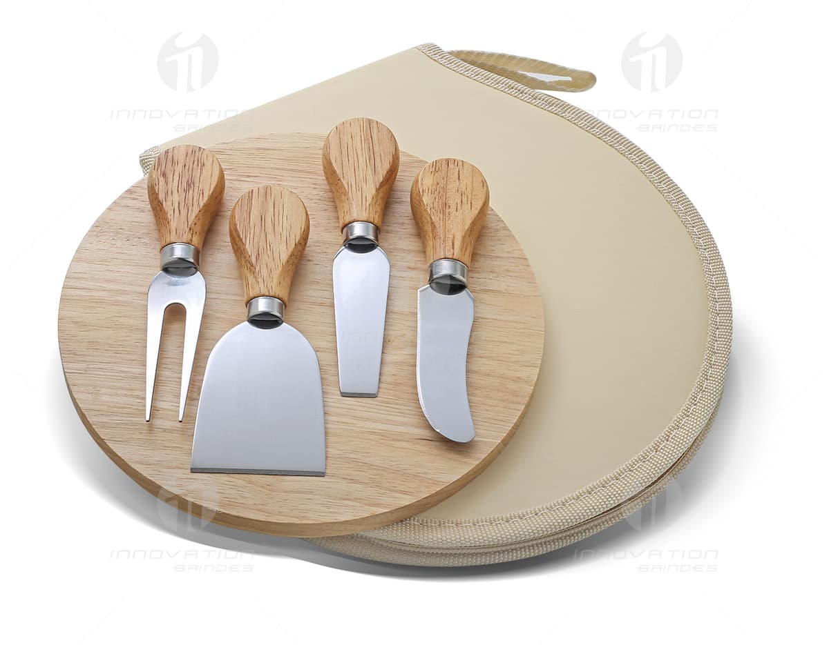 Kit queijo 4 peças com tábua e estojo em um fundo branco. O kit inclui faca, garfo, espátula e faca para queijo, perfeito para degustar queijos variados. Kit queijo 4 peças com tábua e estojo em um fundo branco. O kit inclui faca, garfo, espátula e faca para queijo, perfeito para degustar queijos variados.