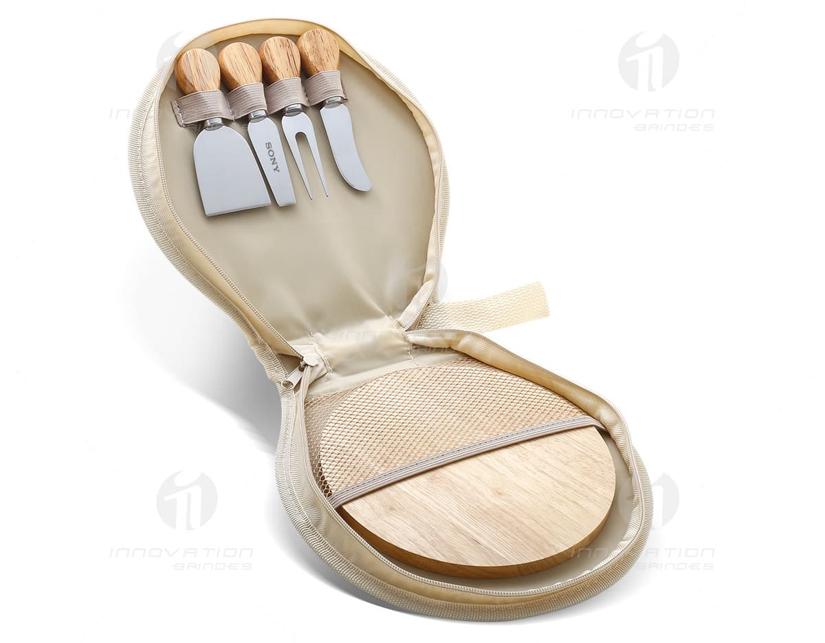 Kit queijo composto por 4 peças, incluindo tábua de madeira e estojo. Kit queijo composto por 4 peças, incluindo tábua de madeira e estojo.