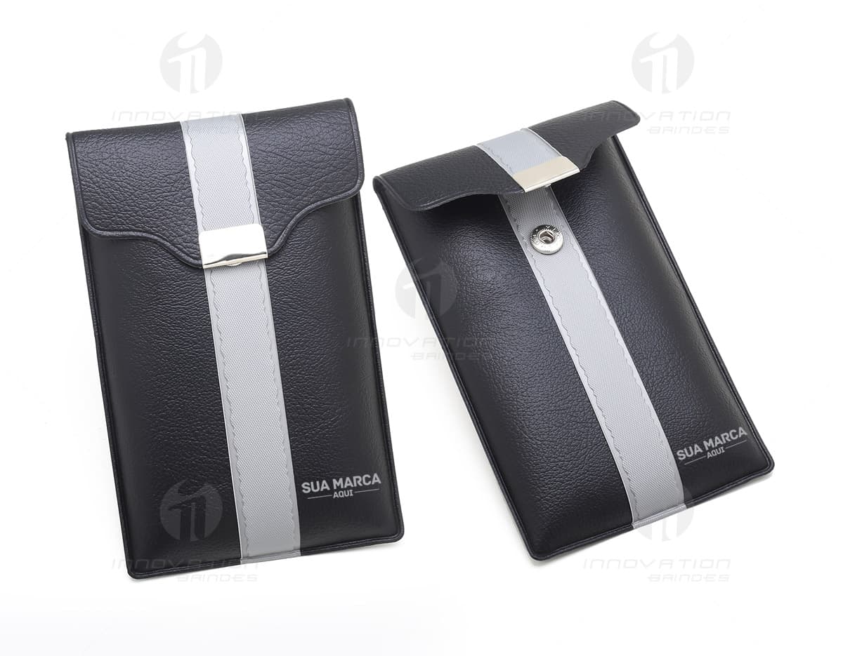 Kit com 6 porta copos em formato quadrado, feitos de cerâmica branca com estampas variadas em preto e cinza. Os porta copos possuem bordas arredondadas e são perfeitos para proteger superfícies de móveis de manchas e arranhões. Kit com 6 porta copos em formato quadrado, feitos de cerâmica branca com estampas variadas em preto e cinza. Os porta copos possuem bordas arredondadas e são perfeitos para proteger superfícies de móveis de manchas e arranhões.