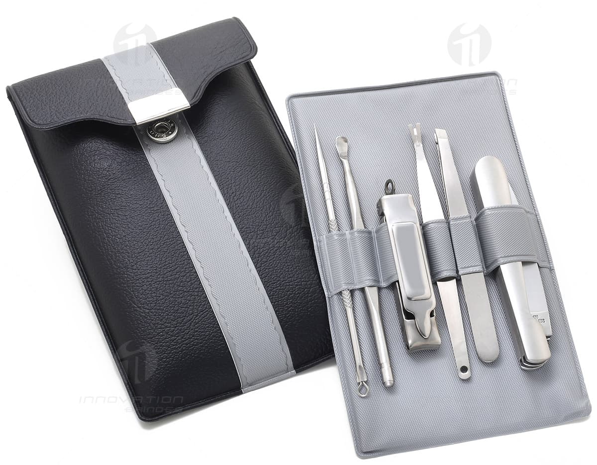 Kit com 6 porta copos em formato quadrado, feitos de cerâmica branca com estampas variadas em preto e cinza. Os porta copos possuem bordas arredondadas e são perfeitos para proteger superfícies de móveis de manchas e arranhões. Kit com 6 porta copos em formato quadrado, feitos de cerâmica branca com estampas variadas em preto e cinza. Os porta copos possuem bordas arredondadas e são perfeitos para proteger superfícies de móveis de manchas e arranhões.