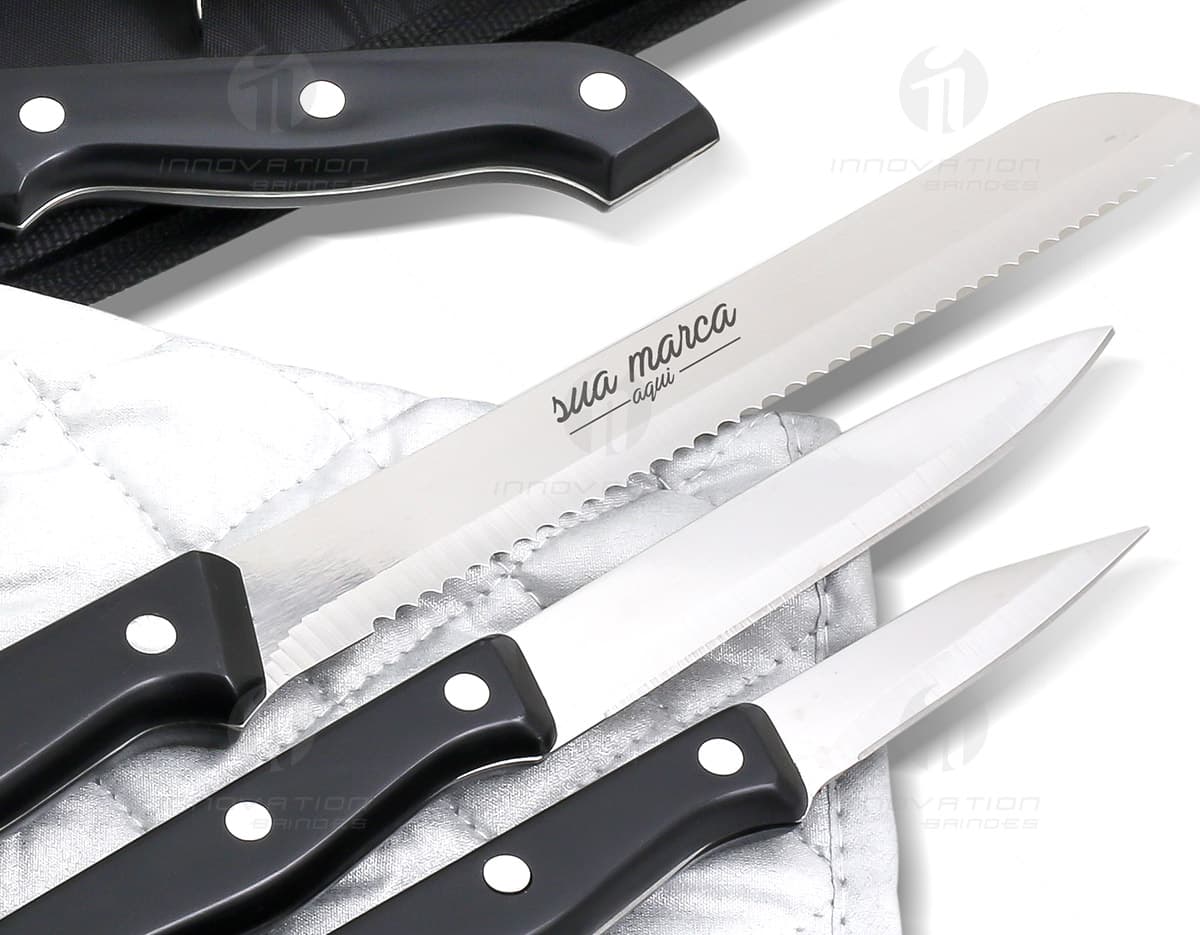 Kit churrasco contendo 7 peças com facas variadas em fundo branco. Kit churrasco contendo 7 peças com facas variadas em fundo branco.