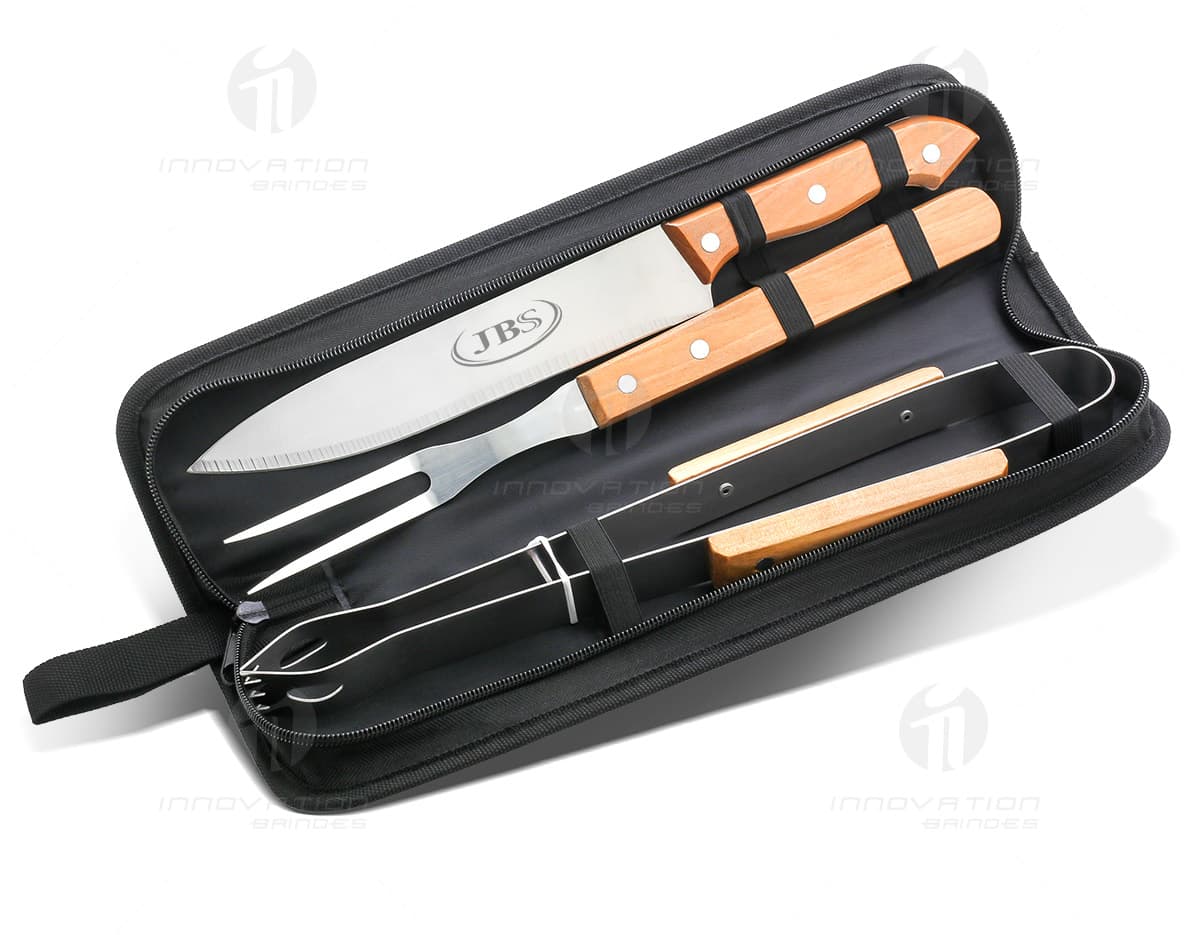 Kit churrasco com 3 peças em estojo preto, feito de metal e plástico. Inclui garfo e duas ferramentas para grelhar alimentos. Kit churrasco com 3 peças em estojo preto, feito de metal e plástico. Inclui garfo e duas ferramentas para grelhar alimentos.
