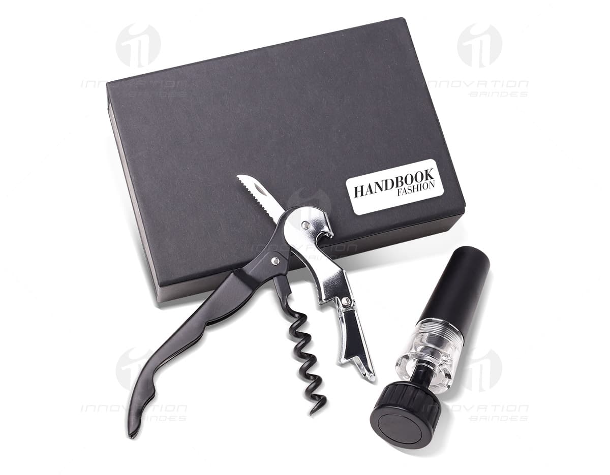 Kit de vinho composto por 11 peças, incluindo abridor de garrafas, cortador de cápsulas, termômetro, aerador, entre outros acessórios. Kit de vinho composto por 11 peças, incluindo abridor de garrafas, cortador de cápsulas, termômetro, aerador, entre outros acessórios.
