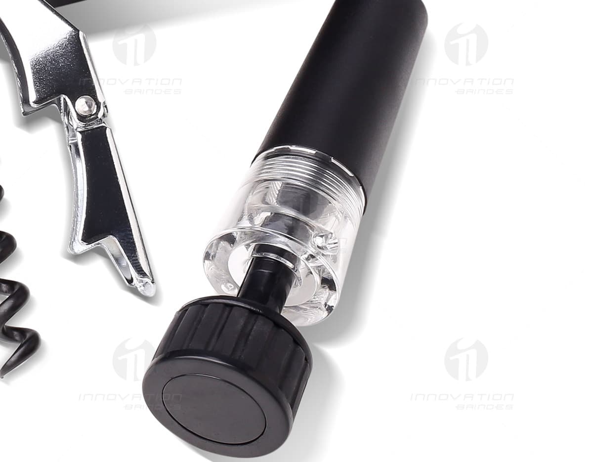 Kit vinho contendo 11 diferentes acessórios relacionados à degustação e apreciação da bebida, como saca-rolhas, cortador de lacre e tampas para garrafas. Kit vinho contendo 11 diferentes acessórios relacionados à degustação e apreciação da bebida, como saca-rolhas, cortador de lacre e tampas para garrafas.