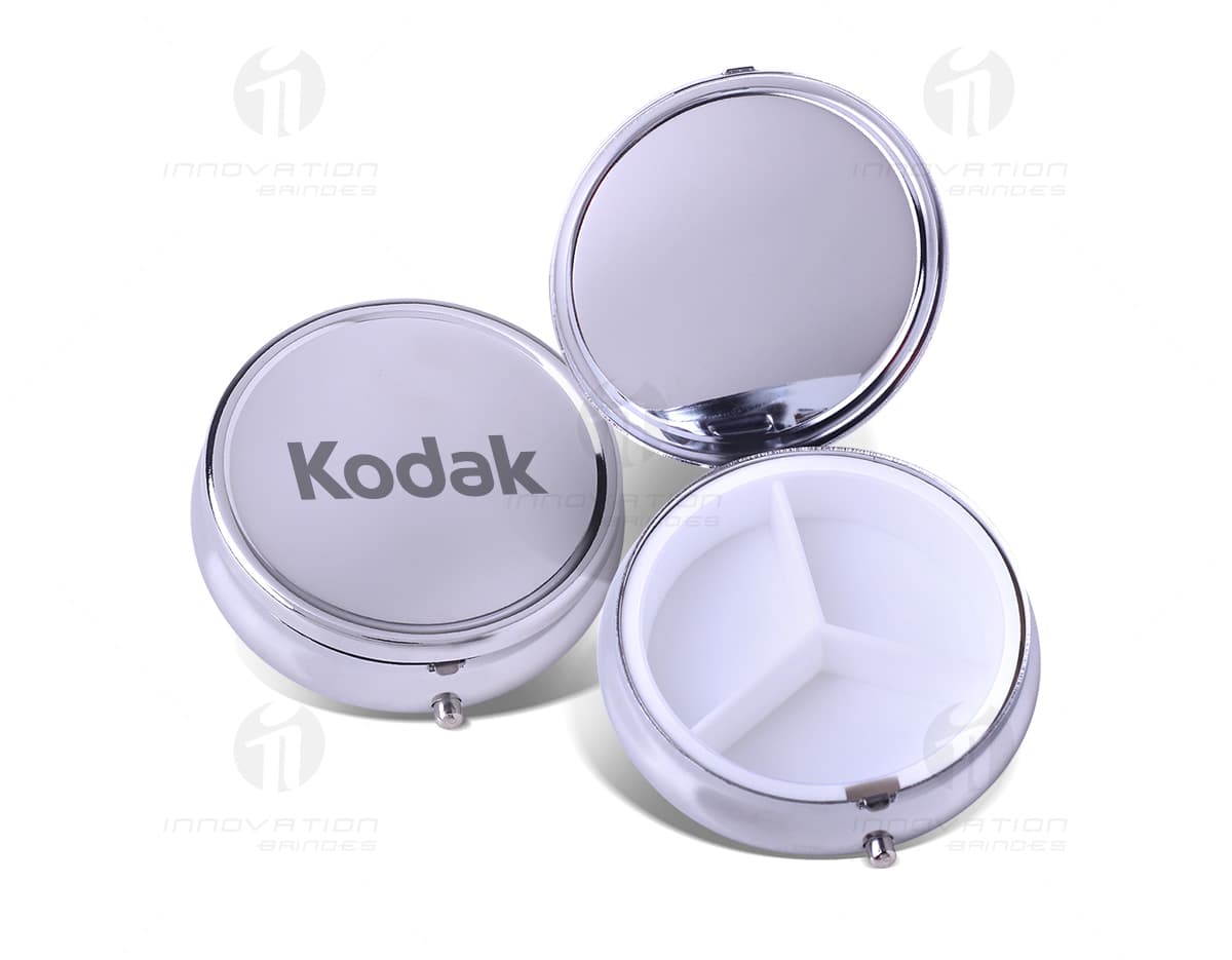 Canivete em aço inox com cabo de madeira e fecho. Canivete em aço inox com cabo de madeira e fecho.