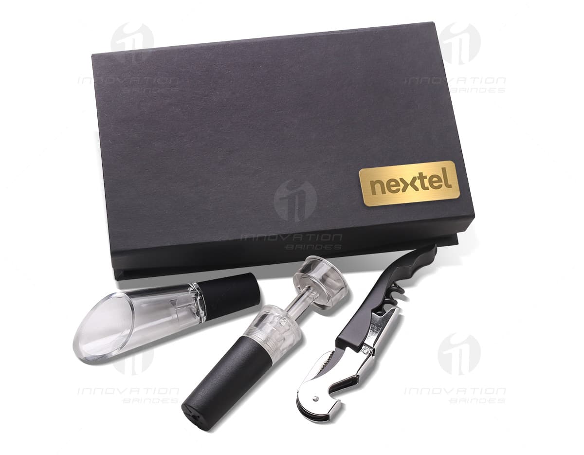 Kit vinho com saca rolhas e tampa de bico em fundo branco. Kit vinho com saca rolhas e tampa de bico em fundo branco.