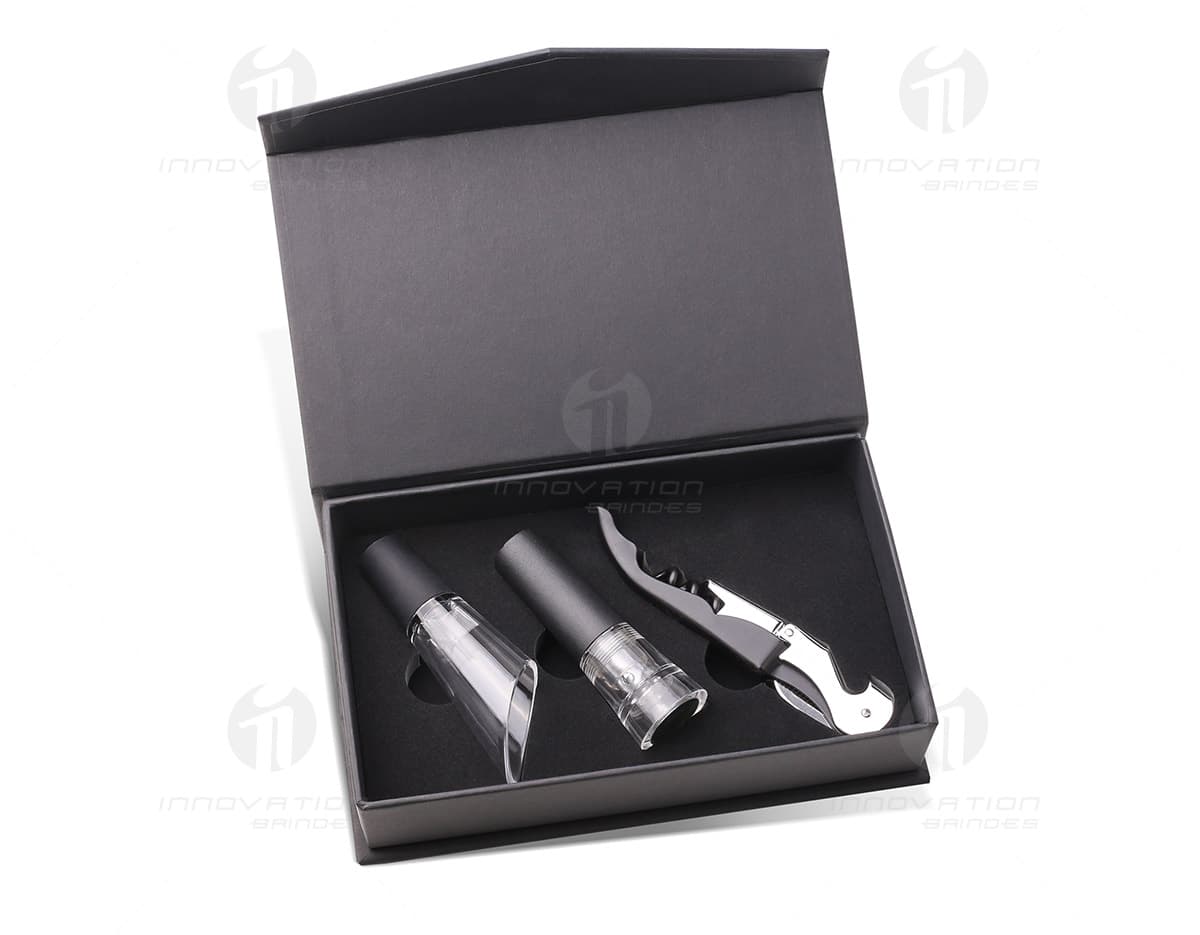 Foto de um kit com 6 porta copos. Os porta copos são redondos e possuem estampas coloridas e variadas. O fundo da imagem é neutro destacando os produtos. Foto de um kit com 6 porta copos. Os porta copos são redondos e possuem estampas coloridas e variadas. O fundo da imagem é neutro destacando os produtos.