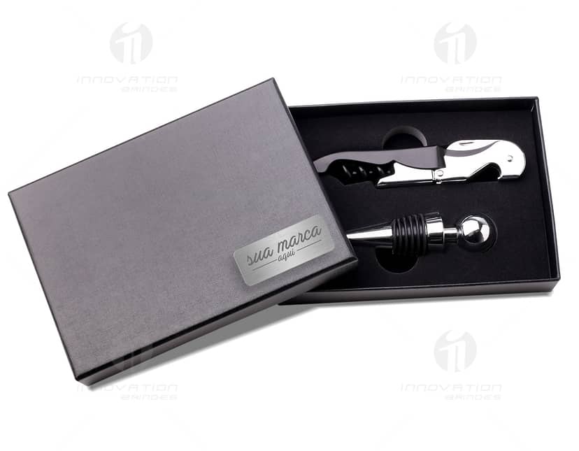 Kit com 6 porta copos em formato redondo, de cores variadas. Os porta copos possuem padrões geométricos e são feitos de material resistente. Ideal para proteger superfícies de mesas e balcões.